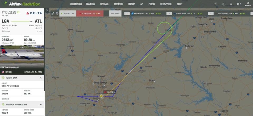 A map shows the plane’s route. AIRLIVE cam.airlive.net/atl