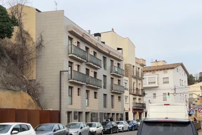 Dos Gemelas se precipitaron del tercer piso de un edificio en Sallent, España, una murió y la otra está en grave estado