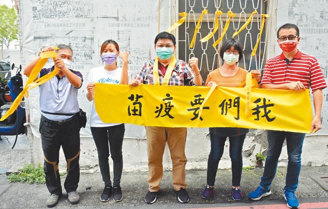 屏東藍營民代發起綁黃絲帶運動，向中央喊話「我們要疫苗」。（林和生攝）