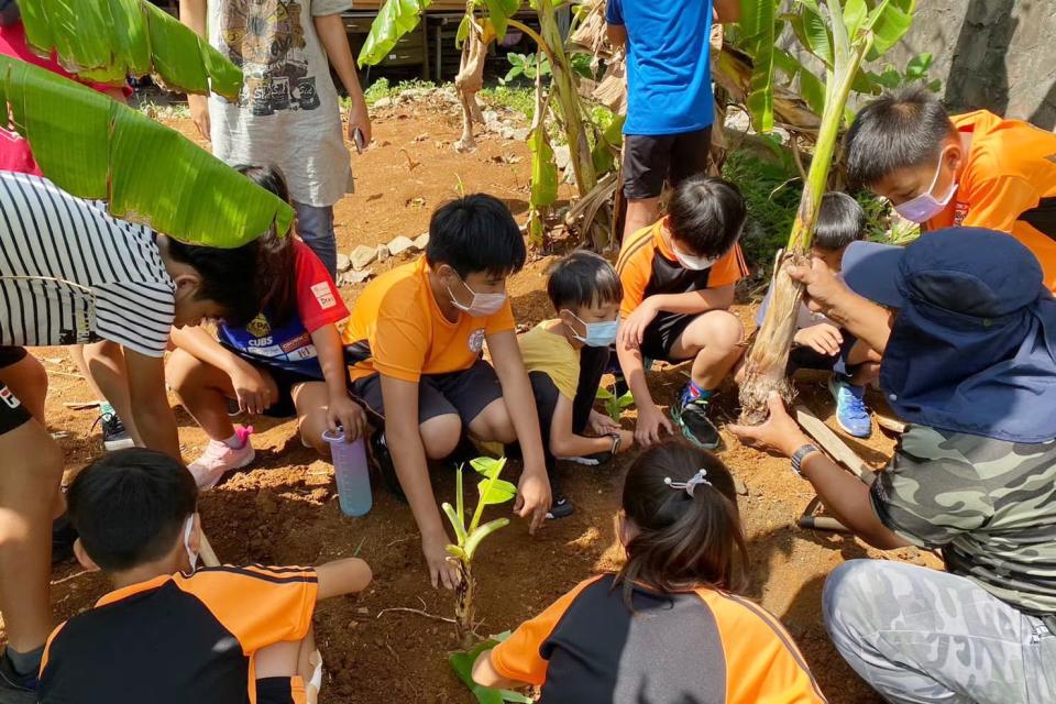蘭嶼椰油國小以「雅美實驗教育」規劃山林、綠色、海洋等特色課程，讓孩子們在大自然中體驗環境的力量與智慧。