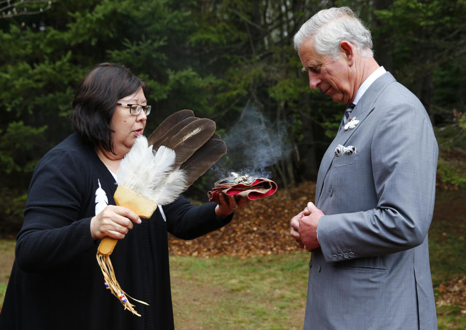 Britain's Prince Charles takes part in a native blessing by Mi'kmaq Indians in Bonshaw Park, Prince Edward Island, May 20, 2014.  The royal couple are on a four-day visit to Canada that began in Halifax and includes stops in Pictou, Nova Scotia, the Prince Edward Island towns of Charlottetown, Bonshaw and Cornwall and concludes in Winnipeg. REUTERS/Mark Blinch (CANADA  - Tags: ROYALS SOCIETY ENTERTAINMENT)  