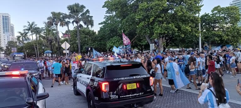 Argentinos se concentraron en un punto céntrico de Miami para alentar a la Selección