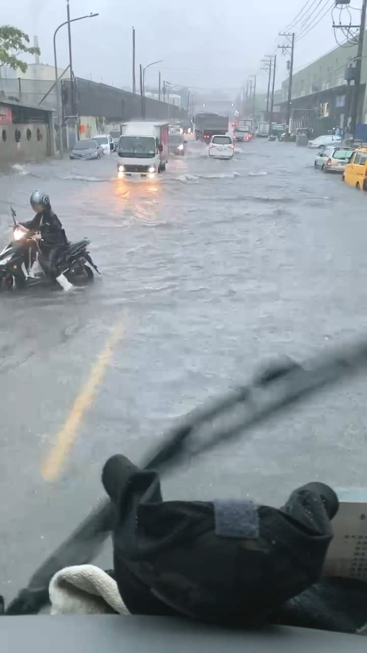 桃園市蘆竹南工路現場慘成「水樂園」，騎士看到淹水直接調頭。取自記者爆料網