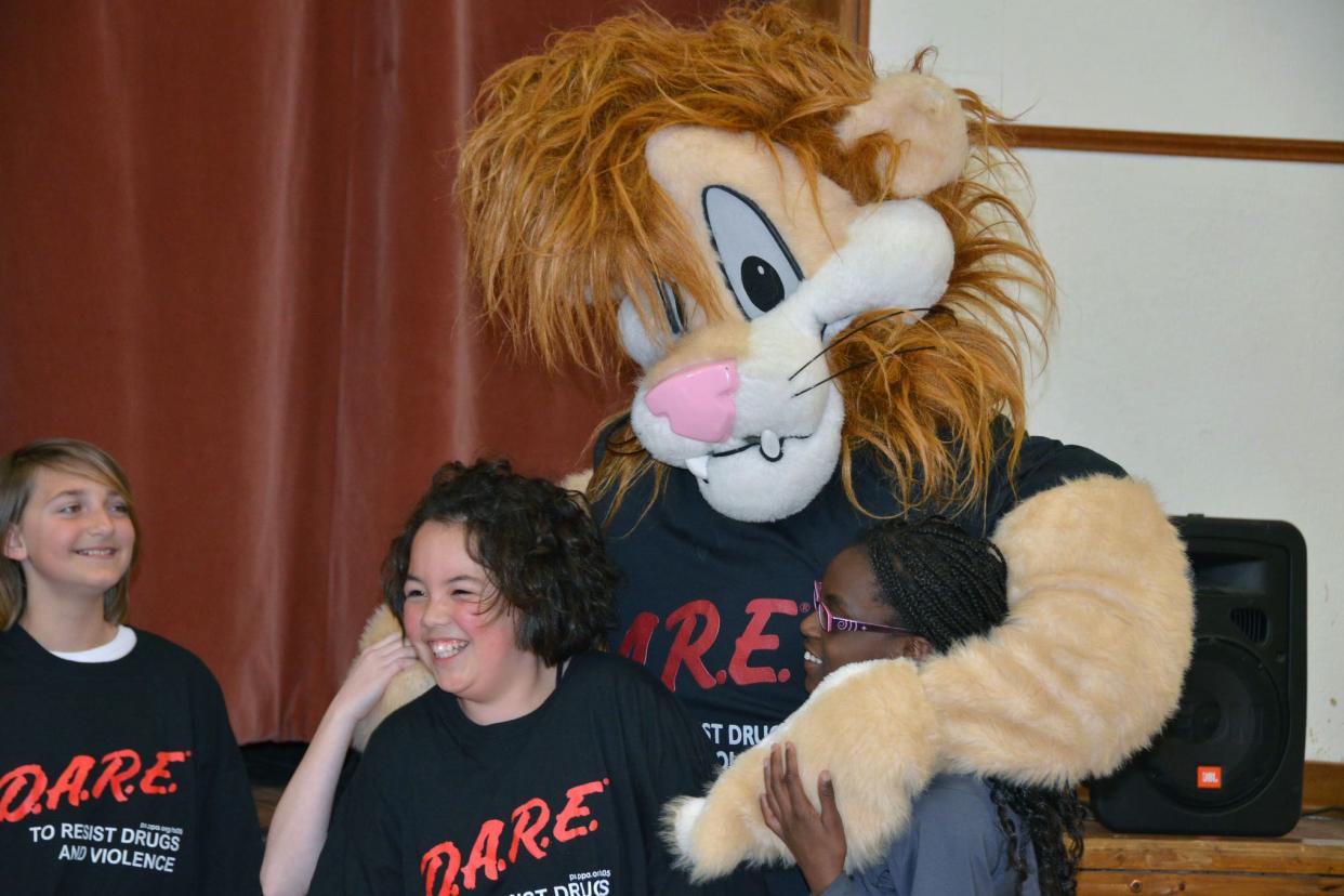 livorno school students graduating from d.a.r.e. program 30 may, hugging d.a.r.e. lion mascot. (photo by chiara mattirolo, usag vicenza, dmc publica affairs)