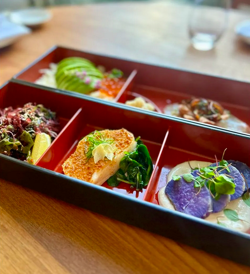 Inspirada en la dieta de la Zona Azul, la cena bento del Nobu Hotel Palo Alto está diseñada para ayudarle a ganar la partida larga.