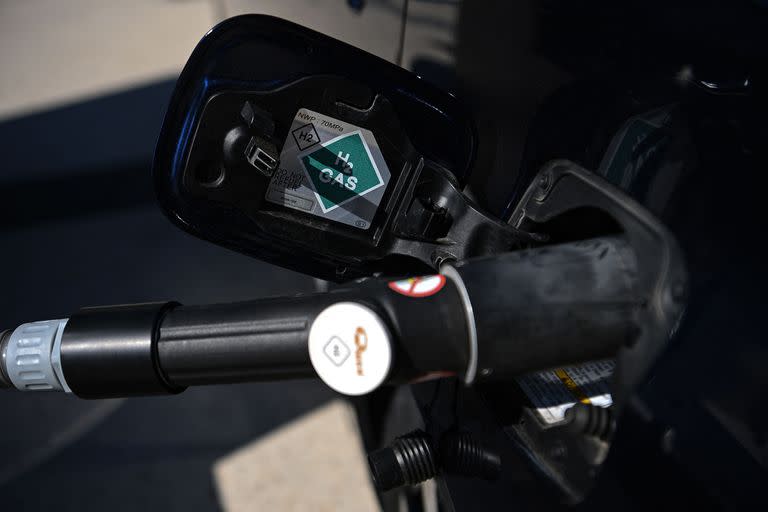 An hydrogen pump is connected to a fuelcell-powered car during a presentation at an Hysetco hydrogen production and distribution station ahead of its opening in June, in Paris on May 11, 2022. (Photo by Christophe ARCHAMBAULT / AFP)