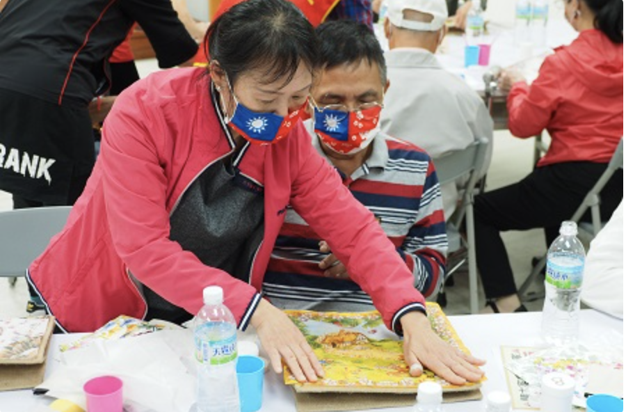 <p>臺北市榮民服務處18日舉辦110年度「新住民生活適應輔導及幸福家庭表揚活動」，邀請轄區內榮民及其新住民配偶踴躍參加。（圖／榮服處）</p>
