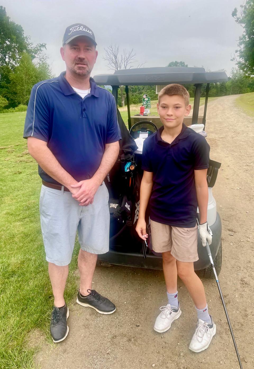 Brendan y Aidan Donohue se toman un momento antes de jugar el hoyo 10 en Green Hill Municipal GC.