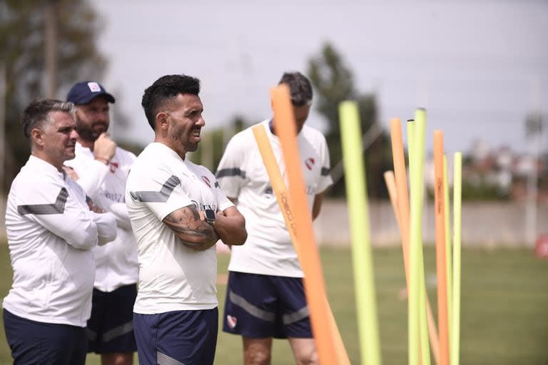 Carlos Tevez, en el entrenamiento del Rojo, para apuntar alto en el campeonato