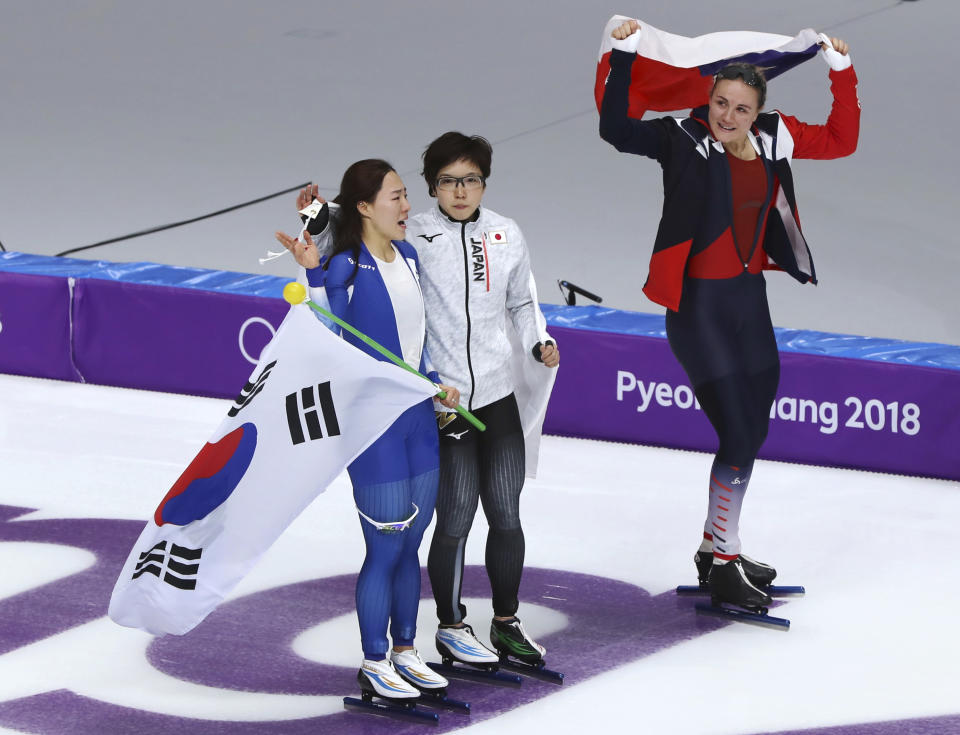 La medallista de oro aplaza su celebración y consuela a la ganadora de la plata