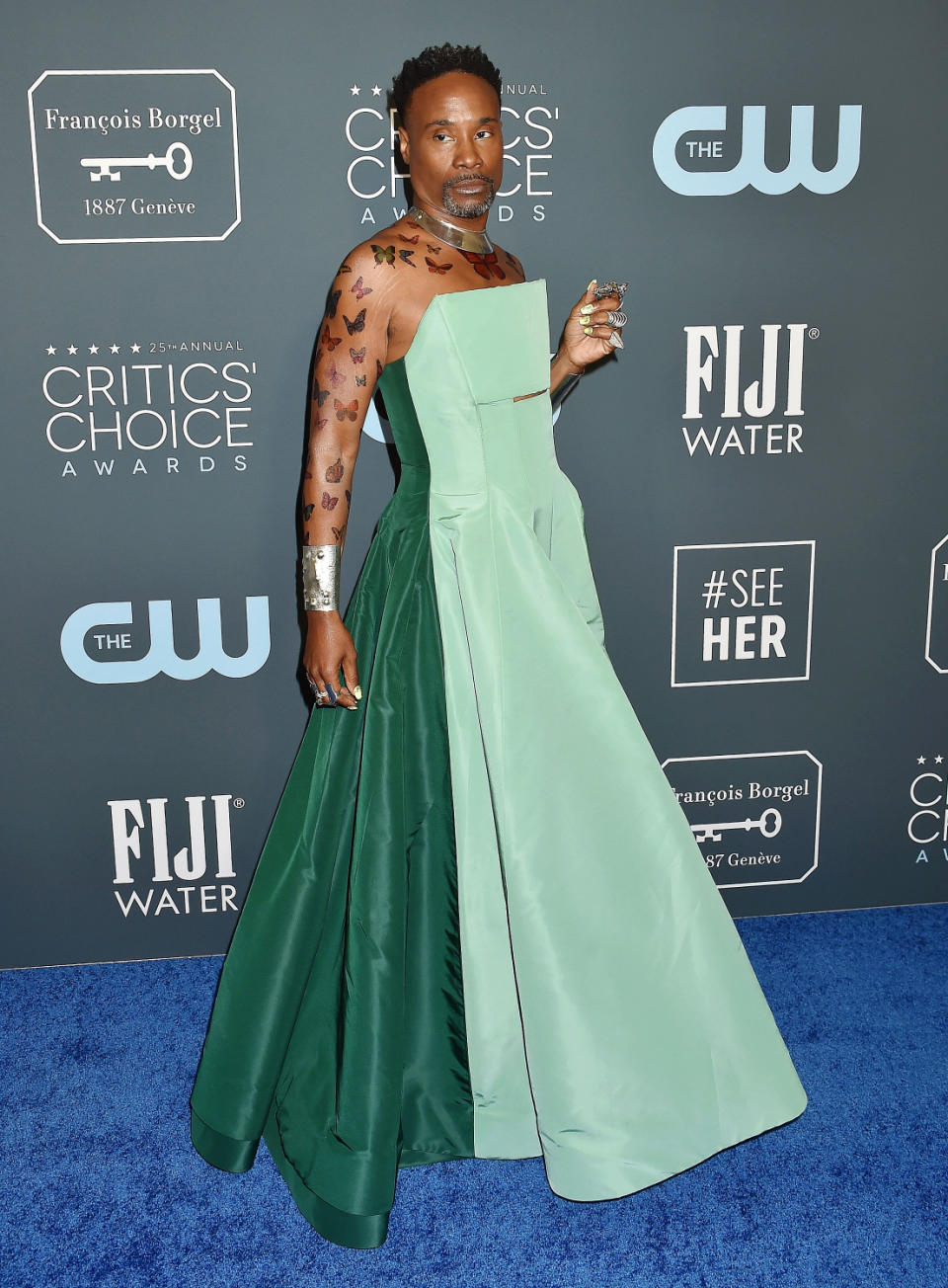 <p>Révélé en 2018 par la série « Pose », Billy Porter est devenue une icône de mode en un temps record. L’acteur se distingue grâce à des tenues mêlant des pièces féminines et masculines. Un dressing non-genré au message fort qui hisse Billy Porter aux premiers rangs de toutes les Fashion Week. Dernièrement, c’est lors des Golden Globes que le comédien a fait sensation dans un costume blanc deux pièces, assorti d’une traîne en plumes. Une création qui nécessité à son créateur, le couturier new-yorkais Alex Vinash, trois mois de conception.</p><br>