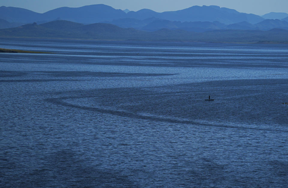 Una persona pesca en la presa Oviachic, formada con agua del río Yaqui, el martes 27 de septiembre de 2022, en las afueras de Ciudad Obregón, México. (AP Foto/Fernando Llano)