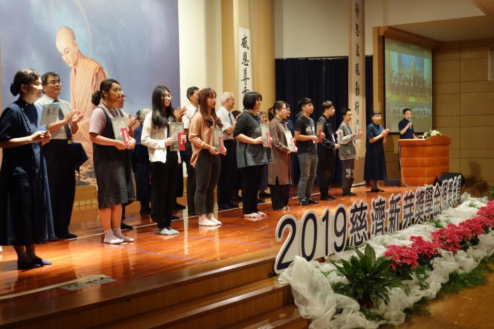 27日，桃園慈濟靜思堂舉行新芽獎學金頒獎典禮，共有169位學子獲獎。