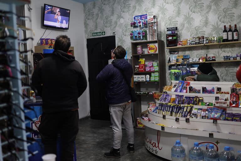 Mirando el partido de Argentina vs Colombia en un kiosco de Buenos Aires.