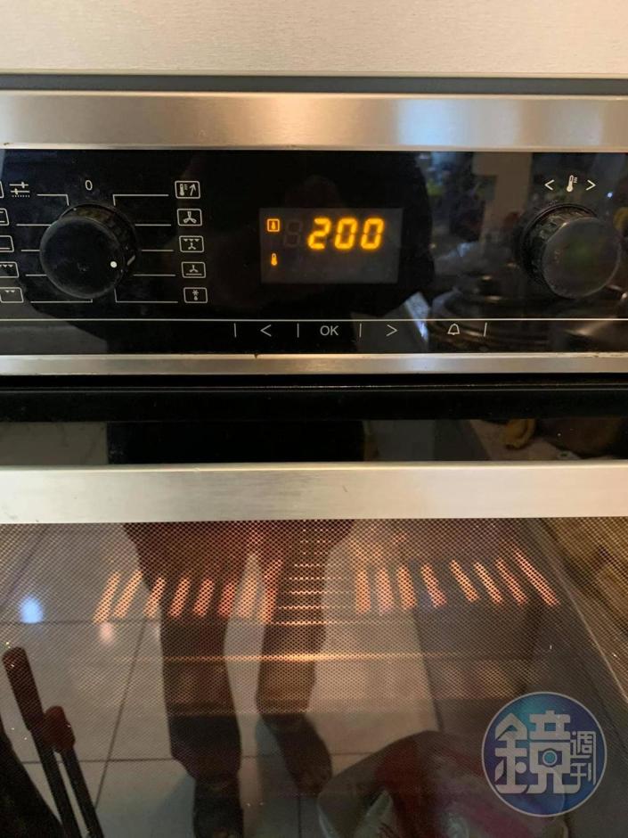 烤箱調攝氏200度上火，再烤最後10分鐘。