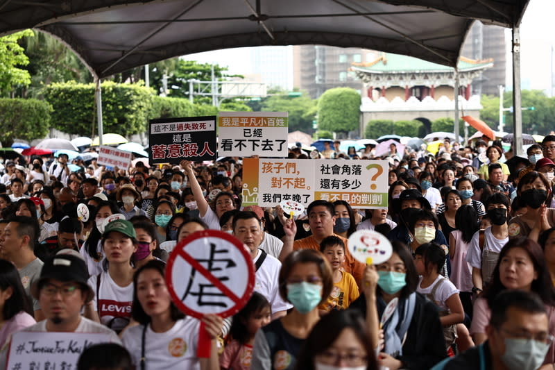 民團凱道辦護兒集會　提4大訴求 中華民國兒童權益促進協會27日號召民眾走上凱道參 與護兒集會，現場提出4點訴求，包括「積極護兒不 逃避，體制重整有效率」、「兒少福利要平權，育兒 家長要後援」、「悲劇不能再重演，網絡必項要健 全」及「司法改革不能等，兒少侵害加重刑」，許多 民眾舉著自製標語、手牌到場聲援。 中央社記者翁睿坤攝　113年4月27日 