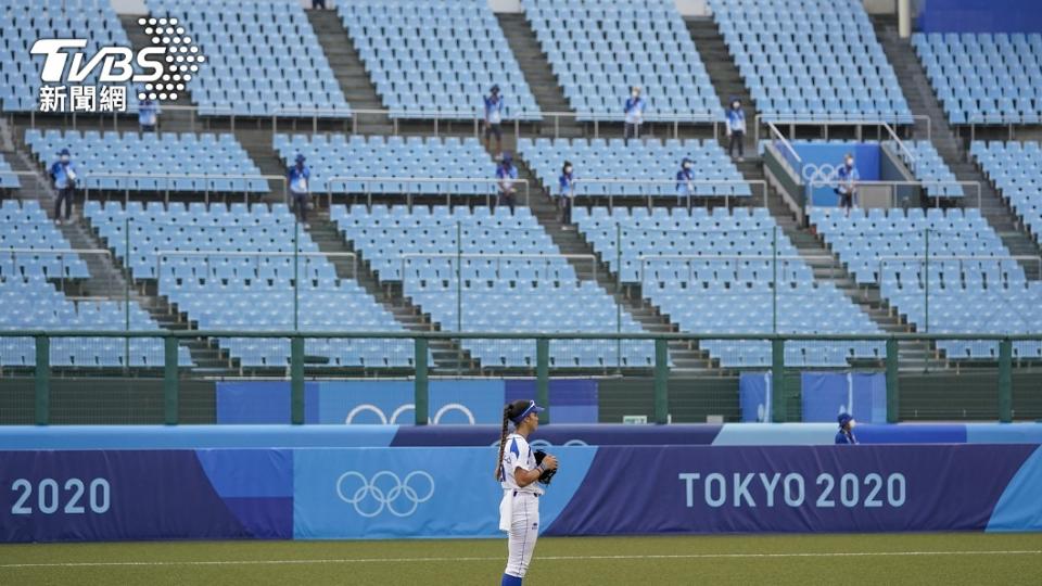 義大利外野手場上觀察球場上的變化。（圖／達志影像美聯社）