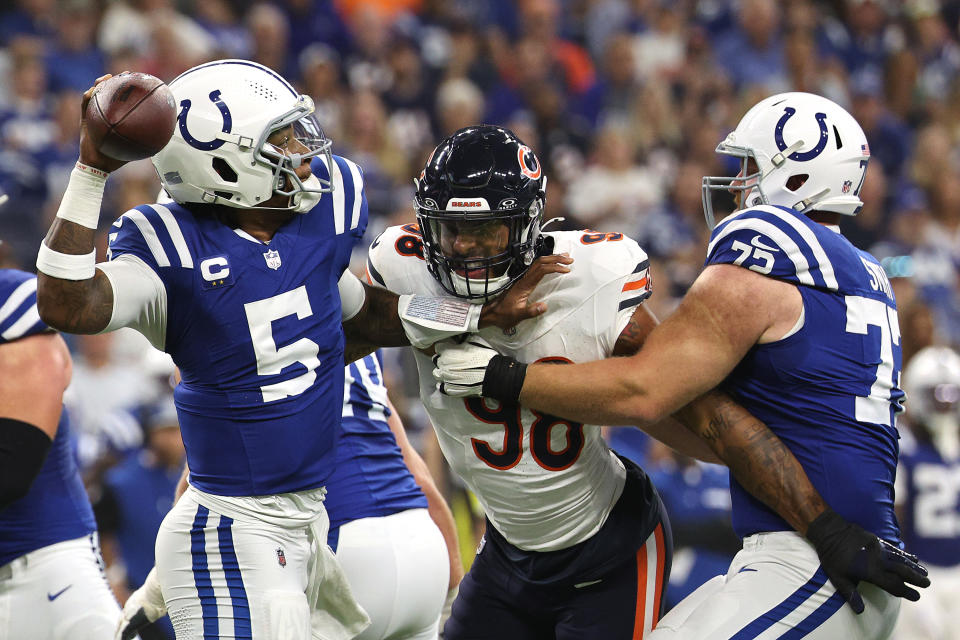 INDIANAPOLIS, INDIANA - 22 SEPTEMBER: Montez Sweat #98 dari Chicago Bears menekan Quarterback Anthony Richardson #5 dari Indianapolis Colts selama babak pertama pertandingan di Lucas Oil Stadium pada 22 September 2024 di Indianapolis, Indiana. (Foto oleh Michael Hickey/Getty Images)