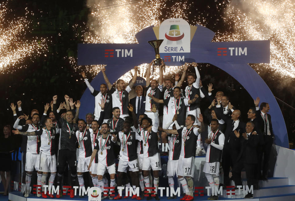 Los jugadores de la Juventus celebran tras ganar el trofeo de la Serie A italiana, el domingo 19 de mayo de 2019, en Turín, Italia. (AP Foto/Antonio Calanni)