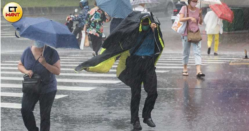 受到烟花颱風及其外圍環流影響，台灣中部以北、東北部等地有局部大雨或豪雨發生的機率。（圖／黃耀徵攝影）