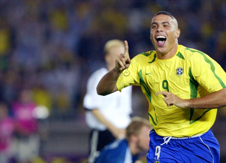 El delantero brasileño Ronaldo celebra después de marcar el segundo gol brasileño el 30 de junio de 2002 durante la final entre Alemania y Brasil de la Copa Mundial de la FIFA 2002.  Brasil ganó su quinto título venciendo a Alemania 2-0.  AFP FOTO PEDRO UGARTE (El crédito de la foto debe ser PEDRO UGARTE/AFP vía Getty Images)