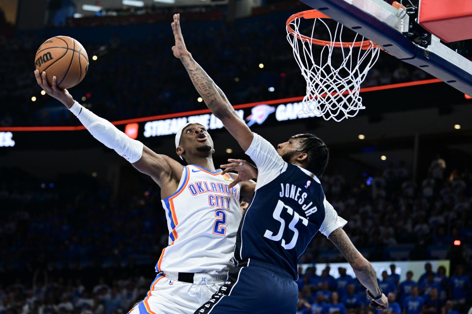 OKLAHOMA CITY, OKLAHOMA - MAYO 07: Shai Gilgeous-Alexander #2 del Oklahoma City Thunder dispara el balón contra Derrick Jones Jr. #55 de los Dallas Mavericks durante el tercer cuarto del primer juego de los Playoffs de la Segunda Ronda de la Conferencia Oeste en Paycom Center el 7 de mayo de 2024 en Oklahoma City, Oklahoma.  NOTA PARA EL USUARIO: El usuario reconoce y acepta expresamente que, al descargar o utilizar esta fotografía, acepta los términos y condiciones del Acuerdo de licencia de Getty Images.  (Foto de Joshua Gateley/Getty Images)