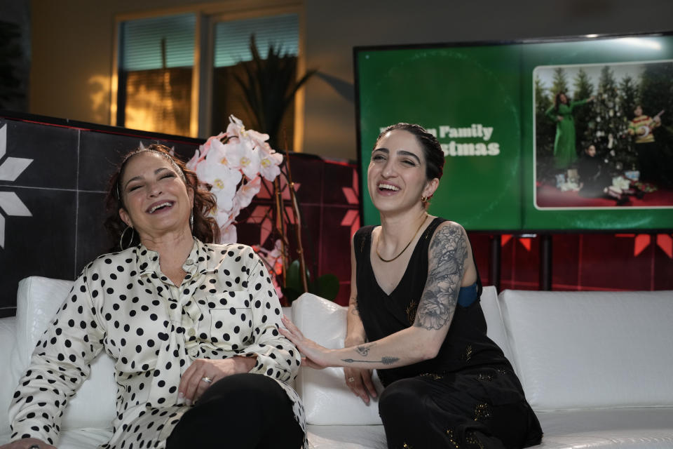 Gloria Estefan, izqueirda, y su hija Emily Estefan durante una entrevista para promover el álbum "Estefan Family Christmas" en Miami Beach, Florida, el 11 de octubre de 2022. (Foto AP/Rebecca Blackwell)
