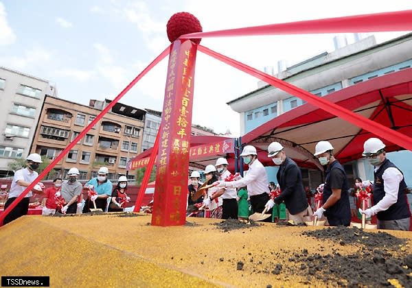 成功國小活動中心拆除重建，林右昌市長和教育處長林祝里、副議長林沛祥與多位議員及地方仕紳，一起持鏟動土。（記者王世明攝）