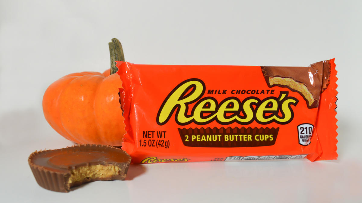 REESE'S Halloween Milk Chocolate Snack Size Peanut Butter Cups, 33