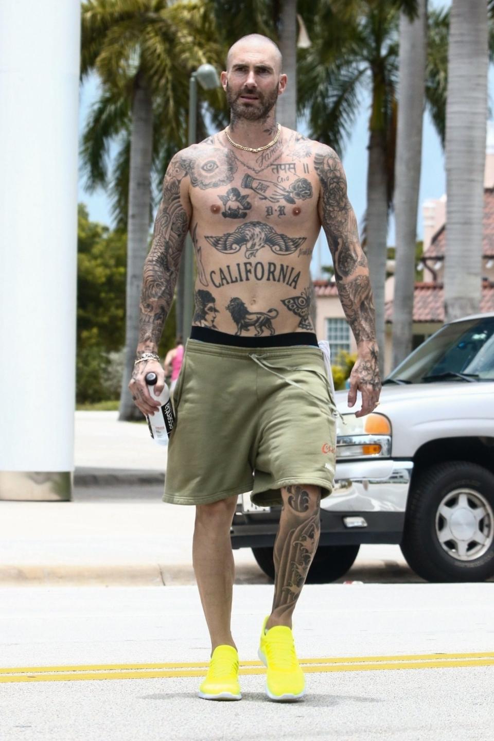 <p>El vocalista de <strong>Maroon 5</strong>, <strong>Adam Levine</strong>, sin camiseta y luciendo algunos de sus tatuajes durante un paseo en Miami.</p>