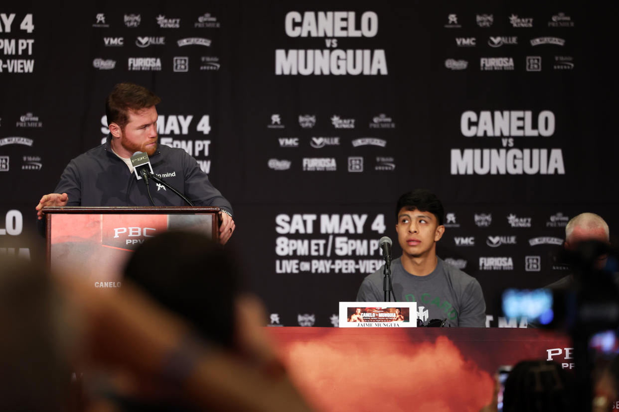 Canelo Álvarez cruzó ataques verbales con Óscar de la Hoya, previo a su pelea con Jaime Munguía. (Cris Esqueda/Golden Boy/Getty Images)