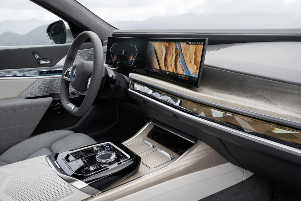 <p>BMW i7 xDrive60</p>
