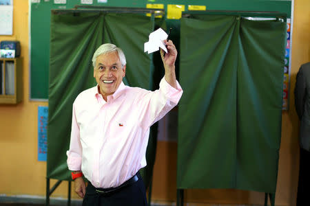 Chilean presidential candidate Sebastian Pinera shows his ballot during the presidential election in Santiago, Chile December 17, 2017. REUTERS/Ivan Alvarado