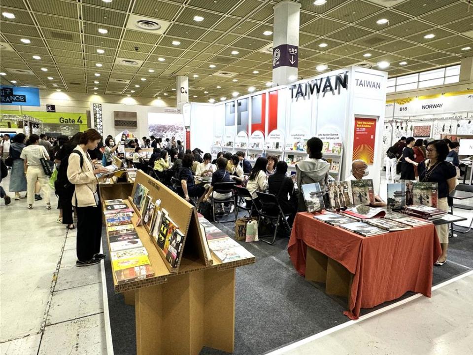 首爾國際書展台灣館吸引不少讀者駐足。圖／台北書展基金會
