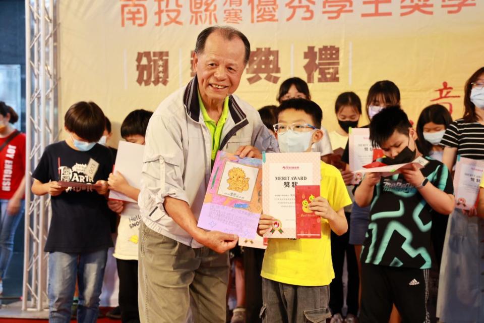 佳音董事長陳平三捐款五十萬獎助優秀學生盛舉。(縣府提供)