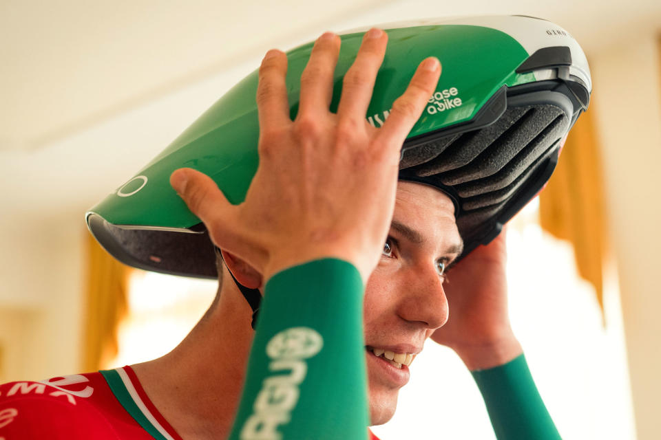 prototype Giro Aerohead 2.0 aero TT helmet, aerodynamic time-trial protection for Team Visma at Tirreno Adriatico 2024, balanced side view front-to-back