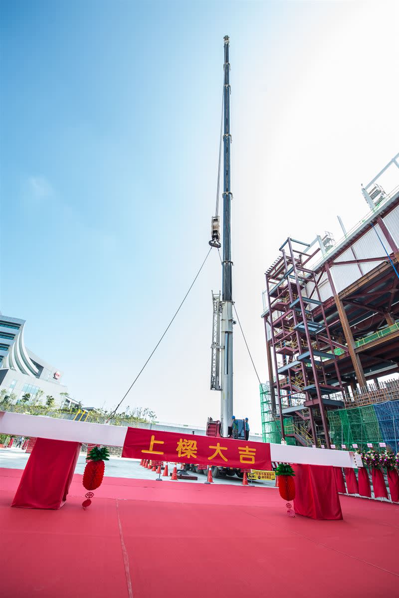 有建商私下透露，台積電開出驚人加碼挖角營造工。圖為台積電南科三奈米廠新建工程上樑典禮。（圖／資料照）