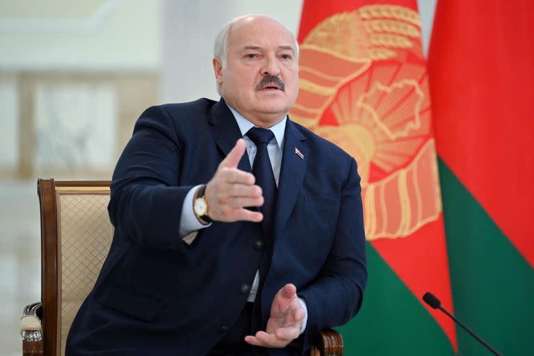 El presidente de Bielorrusia, Alexander Lukashenko, habla mientras se reúne con medios extranjeros en su residencia, el Palacio de la Independencia, en la capital Minsk, el 16 de febrero de 2023. 