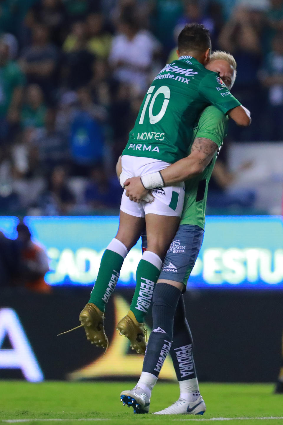 LEON, MEXICO - MAY 19: Luis Montes (L) of Leon celebrates the victory with William Yarbrough (R) of Leon during the semifinals second leg match between Leon and America as part of the Torneo Clausura 2019 Liga MX at Leon Stadium on May 19, 2019 in Leon, Mexico. (Photo by Manuel Velasquez/Getty Images)