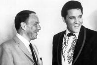 <p>Sinatra verachtete Rock'n'Roll. Vor allem, weil er nicht verstand, was gesungen wurde. Dennoch stand Sinatra auch mit Elvis Presley gemeinsam auf einer Bühne. Im Rahmen einer TV-Show coverten sie zum Beispiel die Lieder des anderen in Form eines wunderbar ironischen Medleys. Hier laufen sich die beiden größten Popsänger aller Zeiten 1965 in Hollywood über den Weg. (Bild: Keystone/Getty Images)</p> 