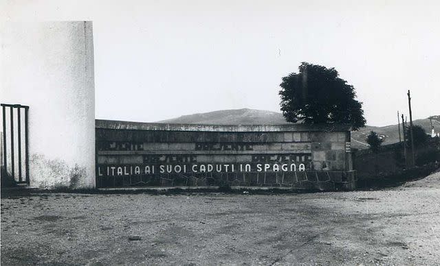 Entrada al monumento del cementerio de italianos en forma de pirámide del Puerto del Escudo (imagen vía Wikimedia commons)