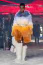<p>Pelz gab es auch auf den Laufstegen zu sehen – unter anderem bei Philipp Plein. Der Modedesigner aus Deutschland setzte bei seinen Exemplaren auf den Ombré-Look. (Bild-Copyright: Craig Ruttle/AP Photo) </p>