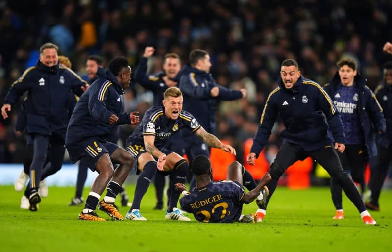 Real Madrid's Antonio Rudiger (C) celebrates victory with teammates after winning a penalty shoot out following the UEFA Champions League quarter-final second leg soccer match between Manchester City and Real Madrid at the Etihad Stadium, Manchester. Mike Egerton/PA Wire/dpa