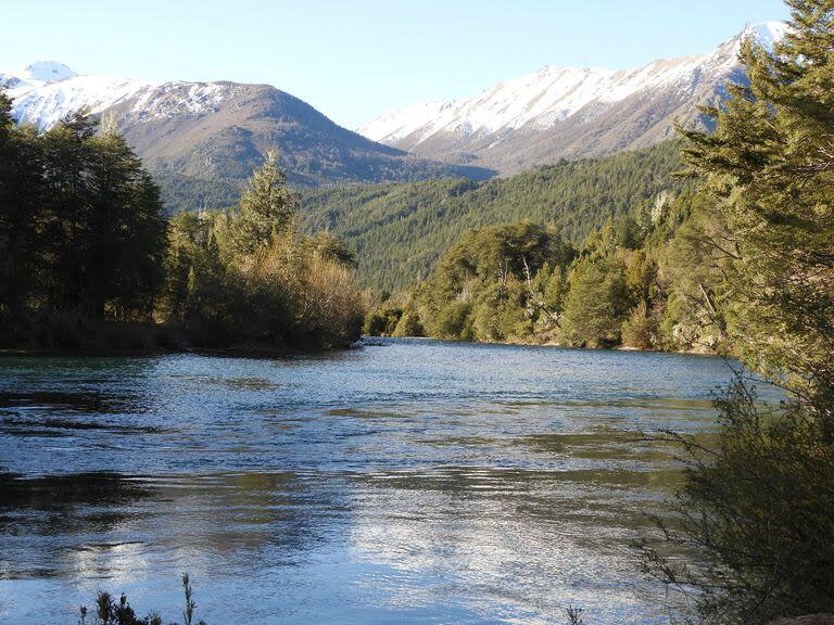 Recomiendan tomar precauciones a la hora de nadar en el río Manso