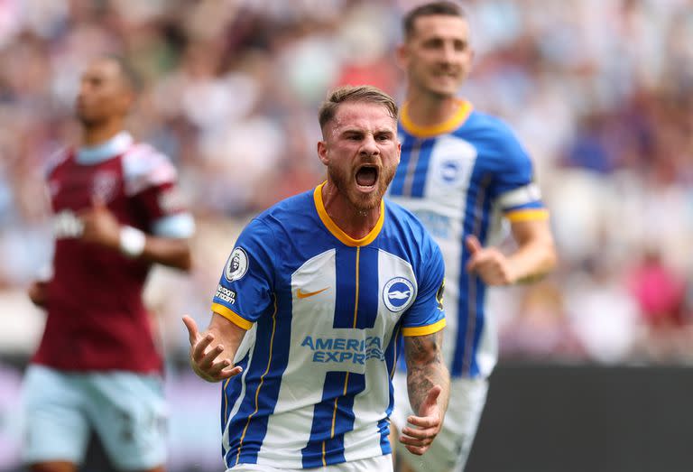 Grito de gol: Alexis Mac Allister, de Brighton & Hove Albion, celebra el tanto de penal en la victoria sobre West Ham