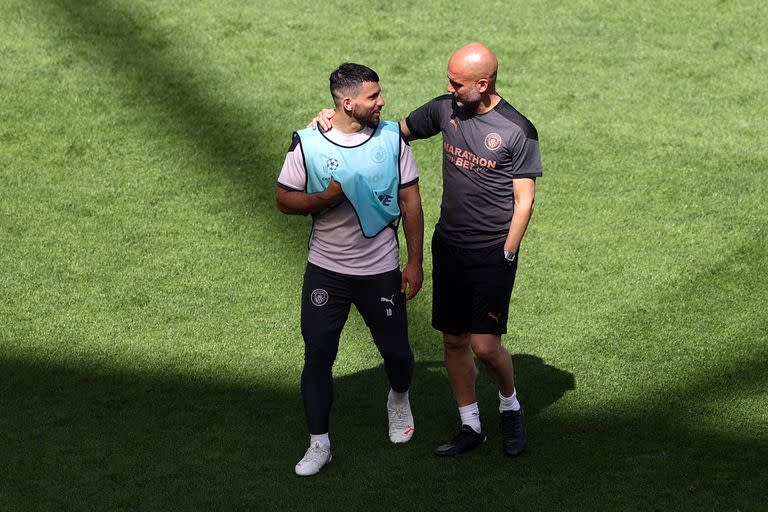 Sergio Agüero con Guardiola; según el Kun, el DT le dijo hace cinco años que tenía ganas de dirigir alguna vez a la Argentina