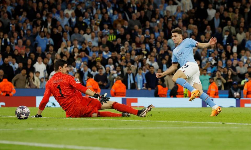 Julián Álvarez rounds off City’s night with the fourth goal.