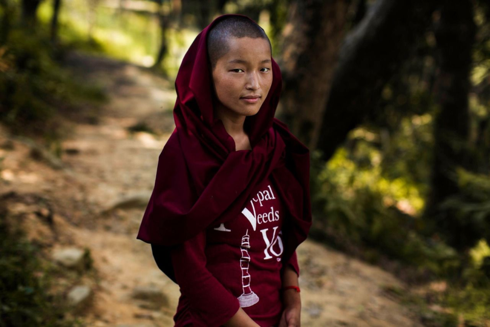 Népal. Malgré le tremblement de terre catastrophique de 2015, cette nonne Bouddhiste de Katmandu, au Népal, a su rester forte en dépit du chaos qui règne autour, et Mihaela a su capturer ce moment de sérénité.