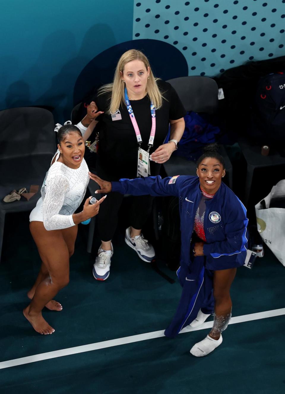 Foto: Medaliata cu argint Simone Biles din Statele Unite și cu bronz, Jordan Chiles, din Statele Unite, urmăresc tabloul de bord în timpul finalei de exerciții individuale de gimnastică artistică feminină la Jocurile Olimpice de la Paris 2024, 5 august 2024. (Dan Mullan/Getty Images)