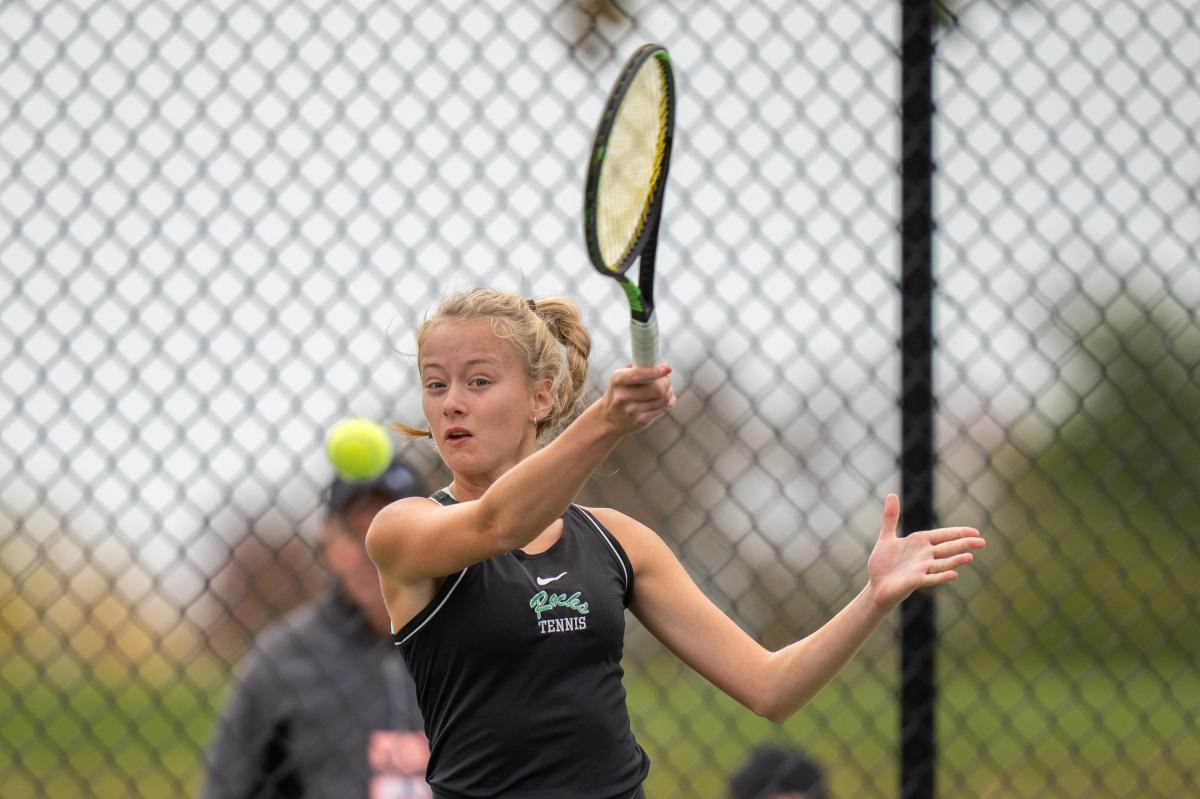 Which Columbus area girls tennis players won OHSAA district championships?